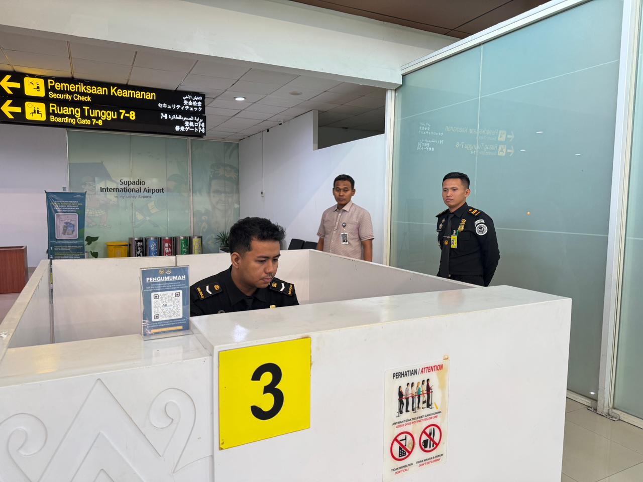 Tinjau Kesiapan Layanan Keimigrasian, Kakanwil Imigrasi Kalbar Pantau Arus Mudik di Bandara Supadio